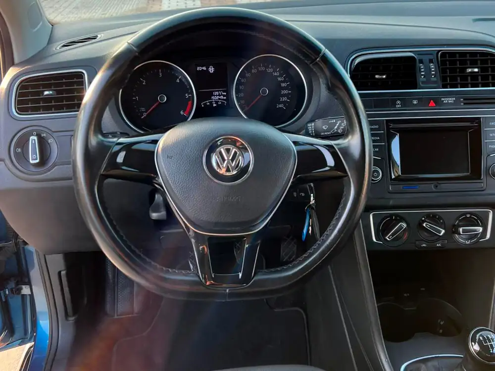 VOLKSWAGEN polo
