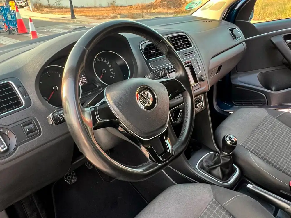 VOLKSWAGEN polo