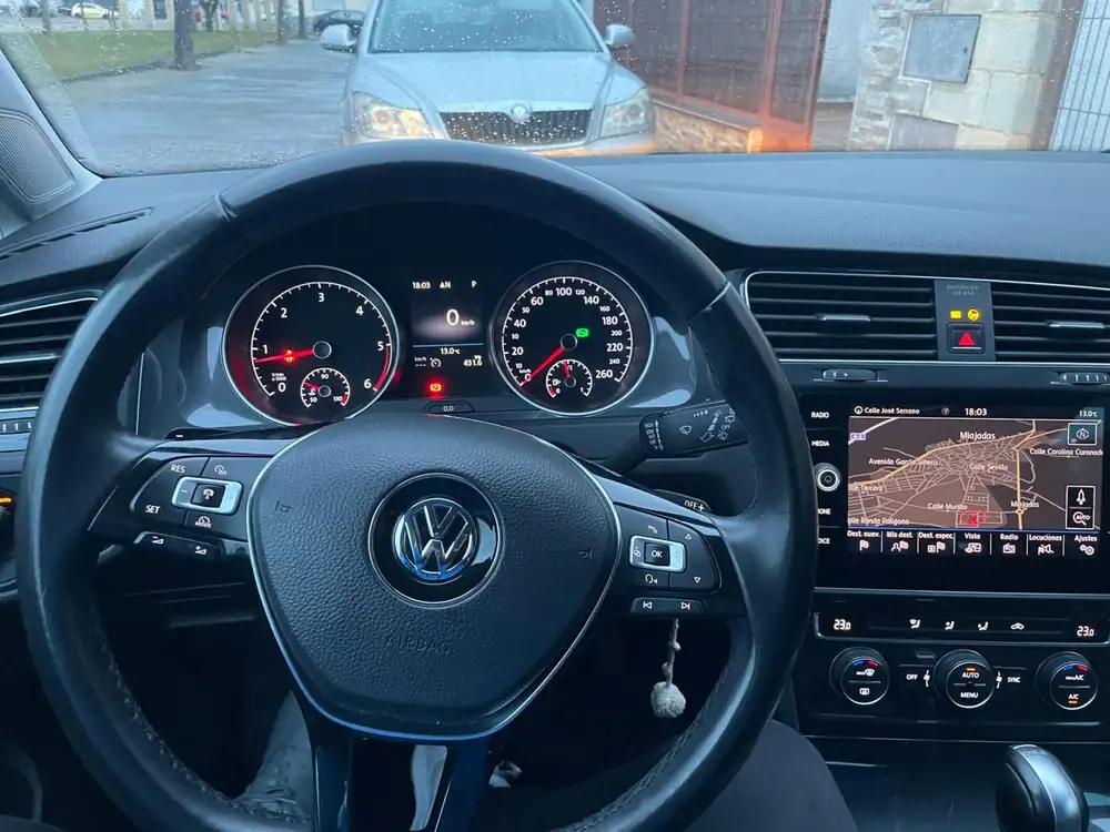 VOLKSWAGEN golf