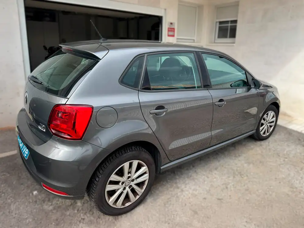 VOLKSWAGEN polo